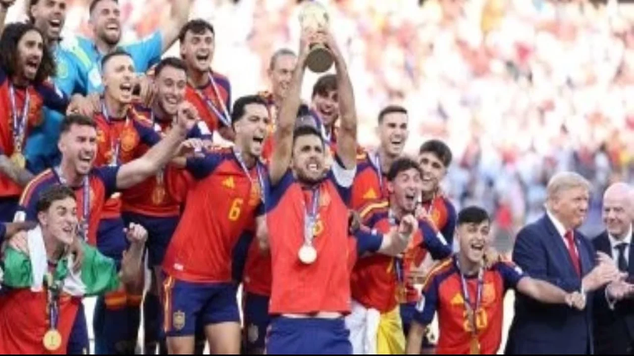 ترامب يسلم الكأس لرودري في مراسم تتويج إسبانيا بكأس العالم